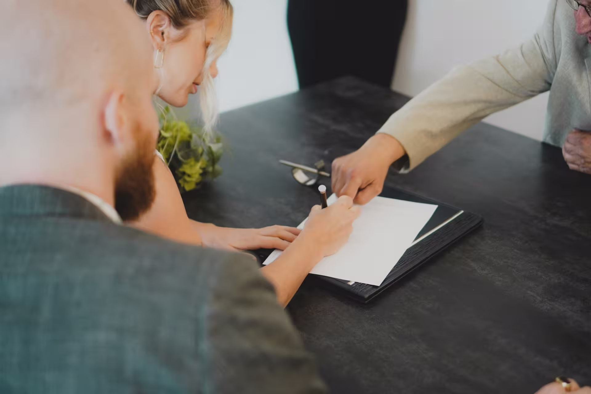 Una pareja feliz, firmando un contrato